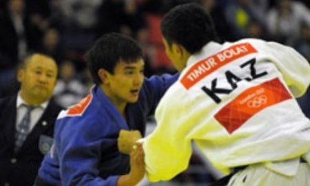 Ислам Бозбаев с первого захода становится чемпионом в новом весе