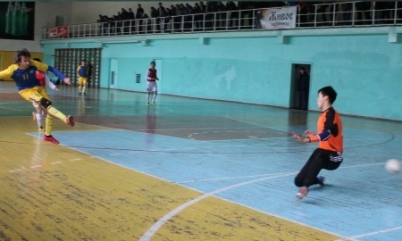 Вадим Кондратков из «Дордоя» забивает гол в ворота «ОзенМунайГаза»