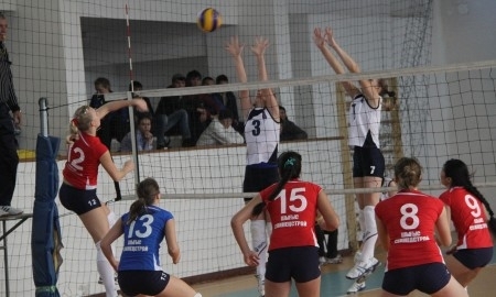 В атаке капитан команды «Шыгыс-СвинецСтрой» Инна Шкурина (№ 12)