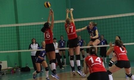 В атаке игрок «Алматы» Людмила Исаева (№ 12)