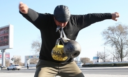 В Актау прошли соревнования по поднятию гири среди студентов