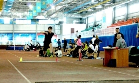 Соревнования проходят в легкоатлетическом манеже