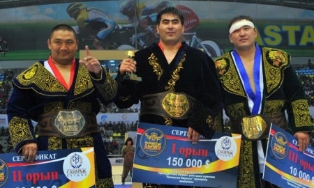 Одним из главных героев спортивного года в Жамбылской области стал борец Бейбит Ыстыбаев (в центре)