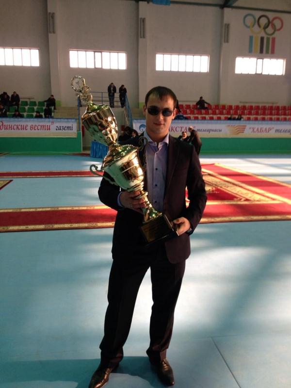 Илья Ильин наградил победителя чемпионата РК по тяжелой атлетике в совем весе