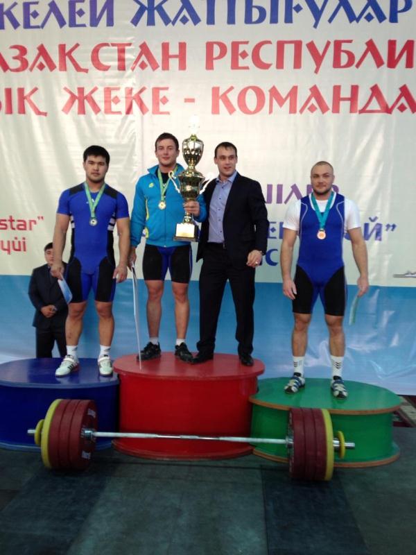 Илья Ильин наградил победителя чемпионата РК по тяжелой атлетике в совем весе