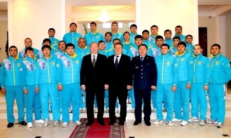 Спортсмены ДВД ЮКО на фото с руководством и заместителем акима ЮКО Али Бектаевым