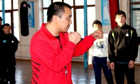 Батырбек Ташкулов на сборах показывает комбинации ударов