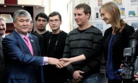 В Алматы Ольга Рыпакова приняла участие в гашении марок с изображением Олимпийских чемпионов