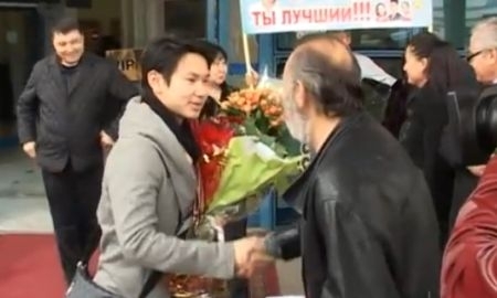 Денис Тен прилетел на Родину