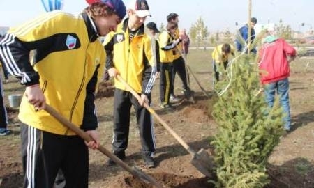 Хоккеисты карагандинской «Сарыарки» приняли участие в субботнике