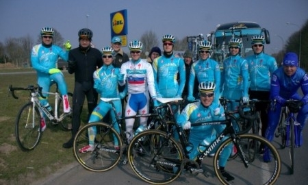 «Астана» тренируется на паве предстоящей Париж-Рубэ