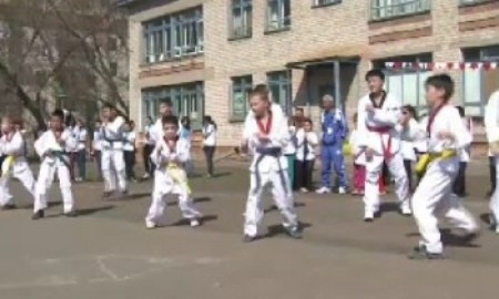 Уральские школьники организовали физкультурный флеш-моб