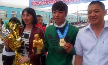 Чемпиону Азии среди юниоров по боксу Сабыржану Абилову вручили именную премию