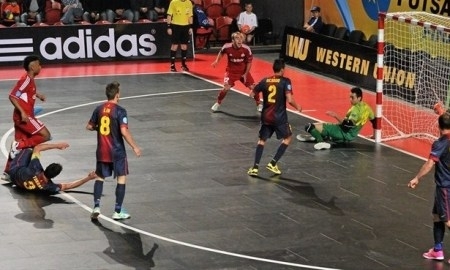 Фумаса поражает ворота «Барселоны» в полуфинале