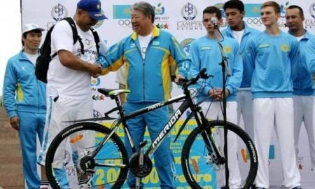 В Алматы казахстанские олимпийцы стали участниками велопробега