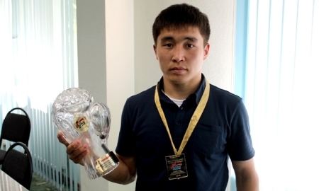 Хрустальный кубок и золото международного турнира завоевал Шымкентский боксер