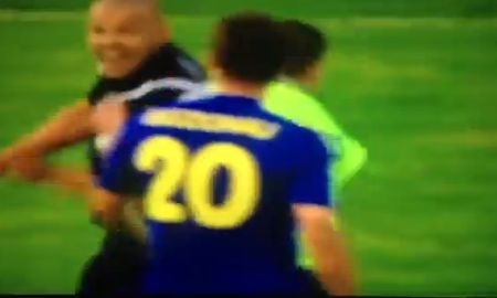 Во время матча БАТЭ — «Шахтер» на поле выбежал болельщик