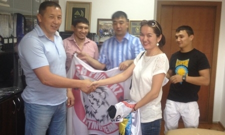 Победительнице конкурса прогнозов к турниру «Алем Алыбы» вручили приз