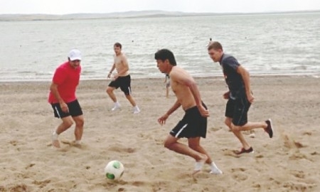 На отдыхе в Топаре: а давайте мяч погоняем!