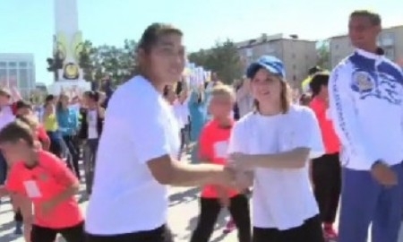  В Караганде установили мировой рекорд на самое многочисленное рукопожатие