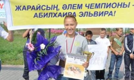 В Кокшетау встретили чемпионку мира по женской борьбе Эльвиру Абилкаирову