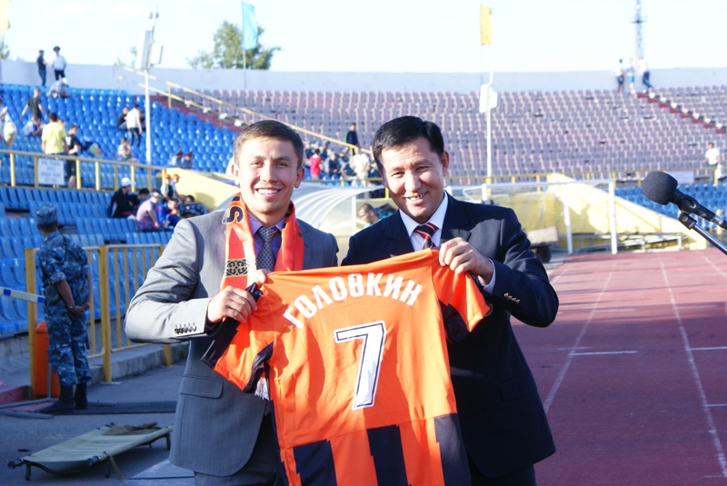 Геннадий Головкин получил футболку «Шахтера»