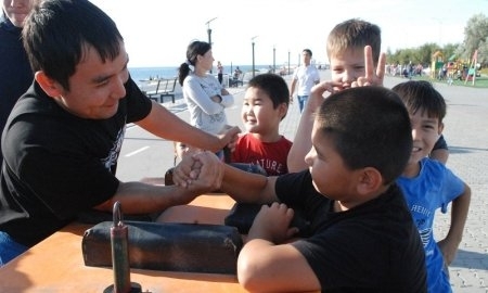 30 актауских армрестлера боролись за титул чемпиона 