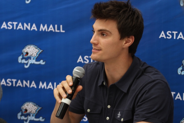 ТОП самых интересных вопросов-ответов прошедшей встречи игроков «Барыса» с болельщиками