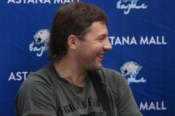 ТОП самых интересных вопросов-ответов прошедшей встречи игроков «Барыса» с болельщиками