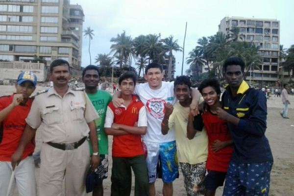 Фото после победного боя Куата Хамитова в Индии