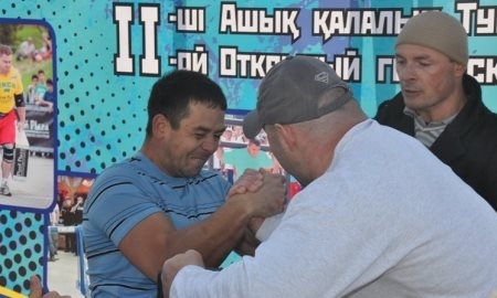 В Актау прошел второй городской турнир по армрестлингу