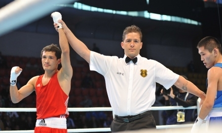 Биржан Жакипов уверенно побеждает в стартовом бою