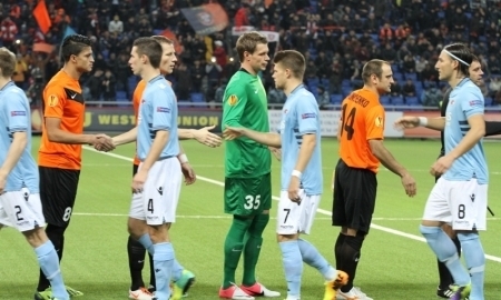 Казахстанцы планируют смотреть матч АЗ — «Шахтер», несмотря на позднее время