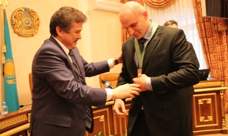 Аким Костанайской области встретился с серебряным призером чемпионата мира по боксу Иваном Дычко