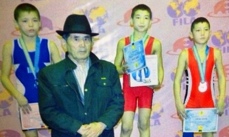 Чемпионат РК по вольной борьбе среди младших юношей прошел в Туркестане