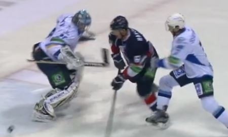 Видео двух сэйвов Виталия Еремеева в начале матча КХЛ со «Слованом»