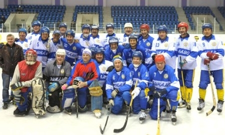 В Алматы прошел товарищеский матч по бенди между ветеранами памяти Казбека Байбулова