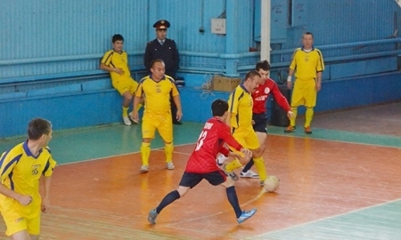 Сотрудники правоохранительных органов Актау состязаются в турнире по мини-футболу