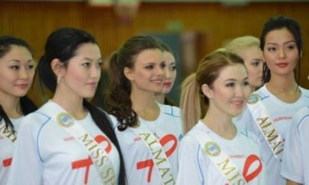 Участницам «Мисс Казахстан — 2013» на футболе наставили синяков 