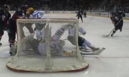 Видео геройского сэйва защитника сборной Казахстана Виталия Новопашина