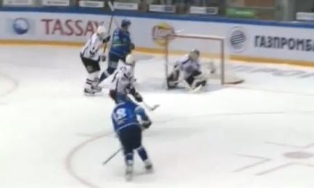 Шайба Романа Старченко — в числе лучших в ноябре в КХЛ