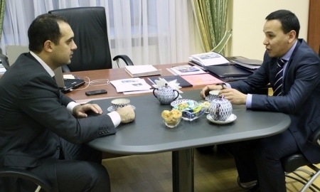 Олжас Абраев посетил офис АМФР