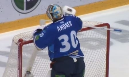 Красивый сэйв Ахонена в прыжке