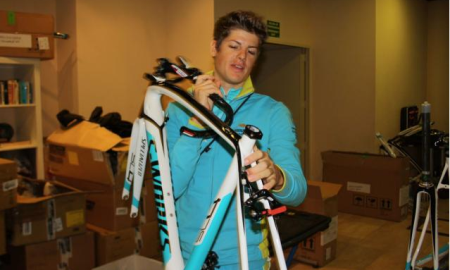 Фоторепортаж со сборки велосипедов «Астаны» на сезон — 2014