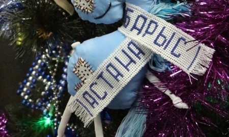 Хоккеисты «Барыса» нарядили ёлку