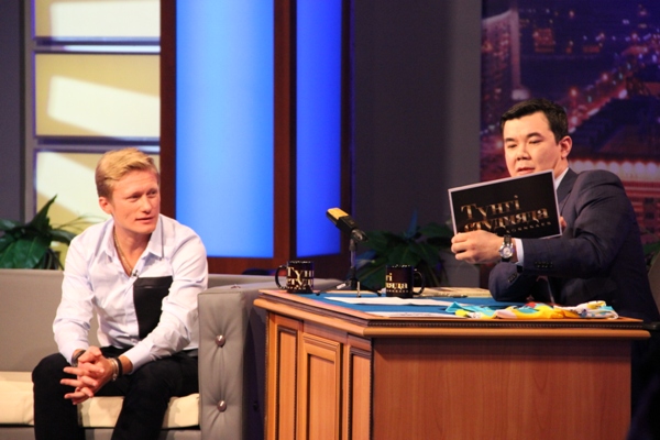 Александр Винокуров побывал в гостях у Нурлана Коянбаева в программе «Түнгі студияда»