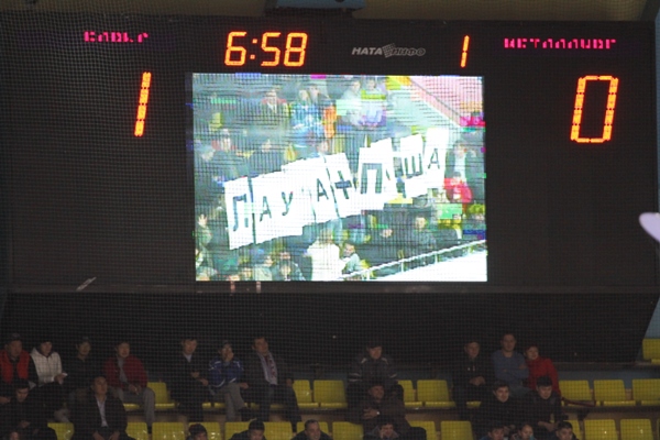 Предложение руки и сердца на матче «Барыс» — «Металлург»