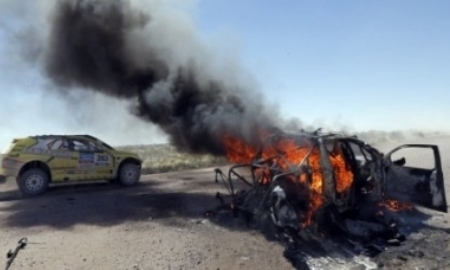 Казахстанский внедорожник сгорел на втором этапе «Дакара»