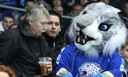Барсик в шоу маскотов на Матче Звезд КХЛ