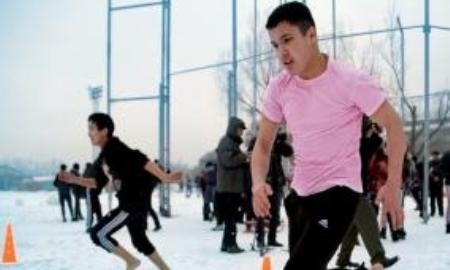 В Алматы состоялся забег голыми ногами по снегу